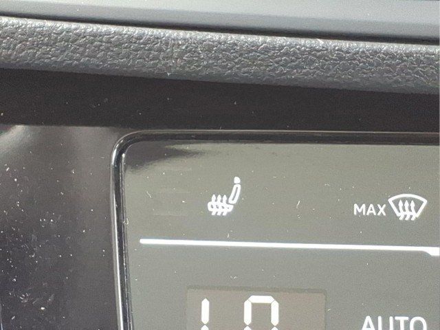 Certified 2025 Volkswagen Jetta SE w/ Sunroof Package FWD image 24