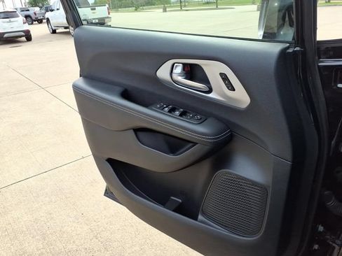 Used 2025 Chrysler Pacifica Limited FWD image 14