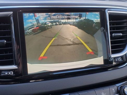 Used 2024 Chrysler Pacifica Touring-L image 27