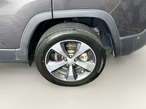 Used 2019 Jeep Cherokee Limited w/ Technology Group FWD image 11