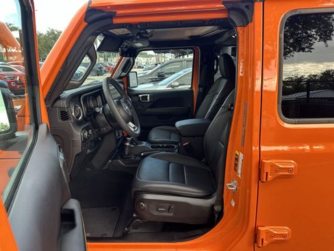 Used 2025 Jeep Wrangler Unlimited Sahara AWD/4WD image 2