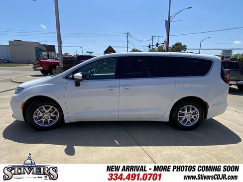 Used 2023 Chrysler Pacifica Touring-L FWD image 5