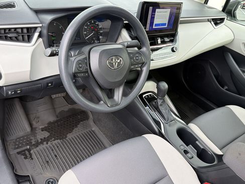 Used 2025 Toyota Corolla LE FWD image 4