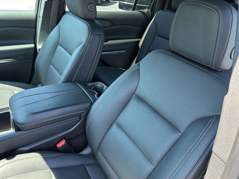 Used 2025 Chevrolet Traverse LT FWD image 30