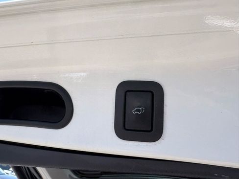 Used 2016 Toyota Highlander LE FWD image 15