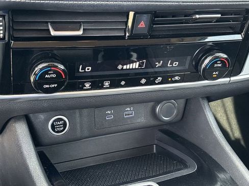 Used 2022 Nissan Rogue SV image 31