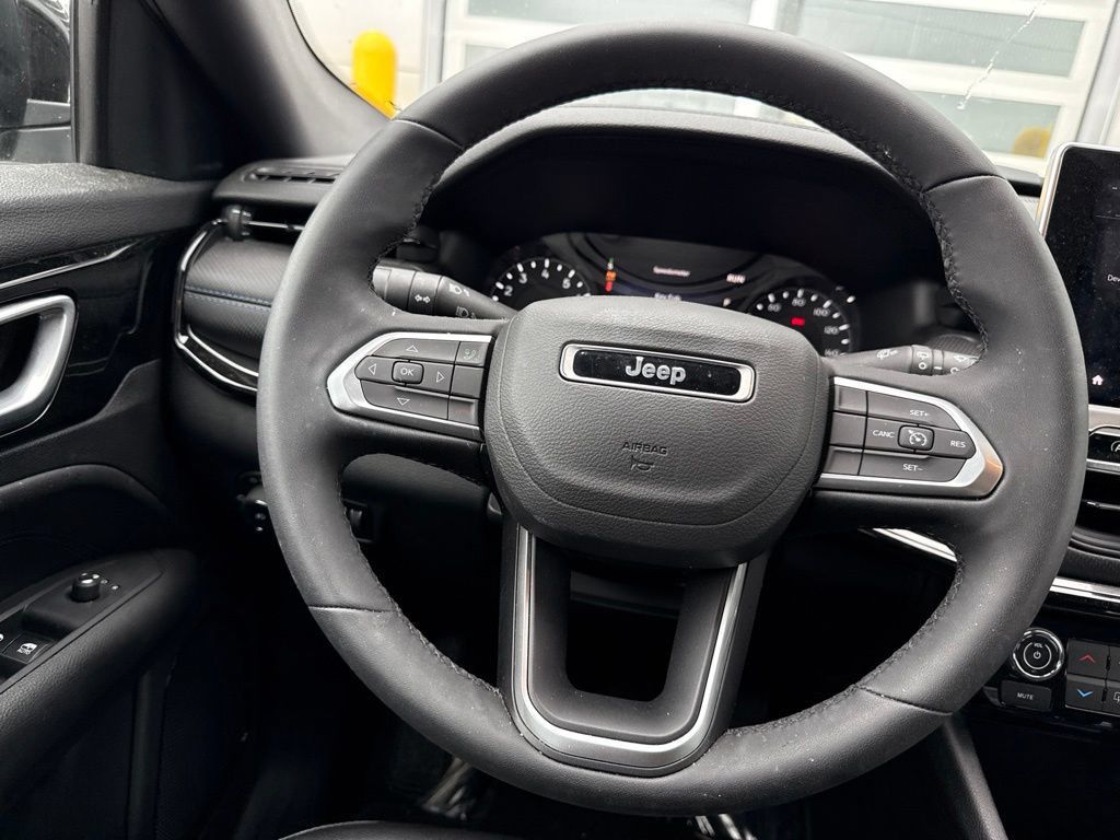 Used 2026 Jeep Compass Latitude AWD/4WD image 11