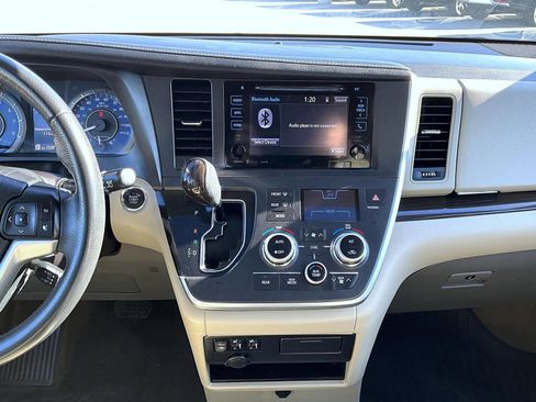 Used 2017 Toyota Sienna XLE image 14