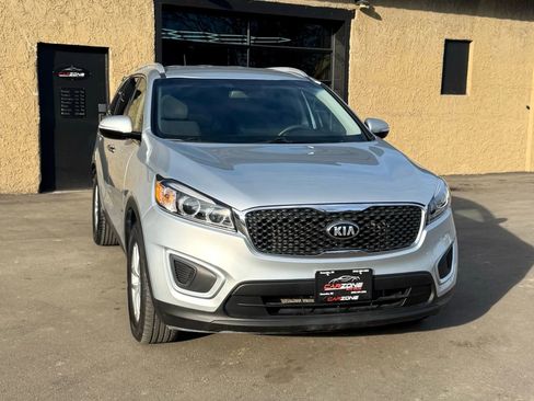 Used 2018 Kia Sorento LX image 3