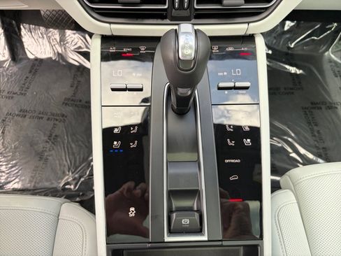 Certified 2025 Porsche Macan Turbo AWD/4WD image 21
