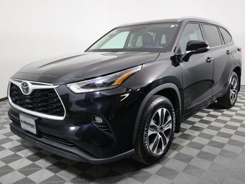 Used 2021 Toyota Highlander XLE AWD/4WD image 5