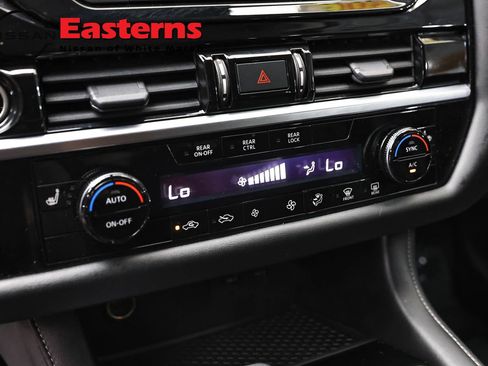 Used 2022 Nissan Pathfinder SV AWD/4WD image 19