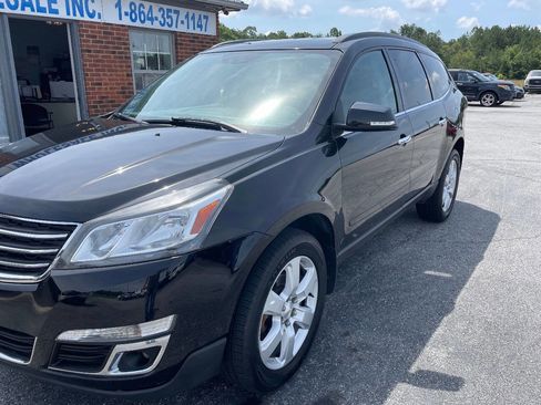 Used 2017 Chevrolet Traverse LT w/ Style and Technology Package image 2