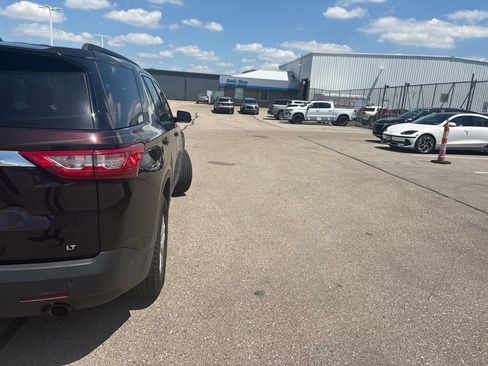 Used 2020 Chevrolet Traverse LT FWD image 9