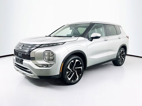 Used 2024 Mitsubishi Outlander SE Black Edition image 3