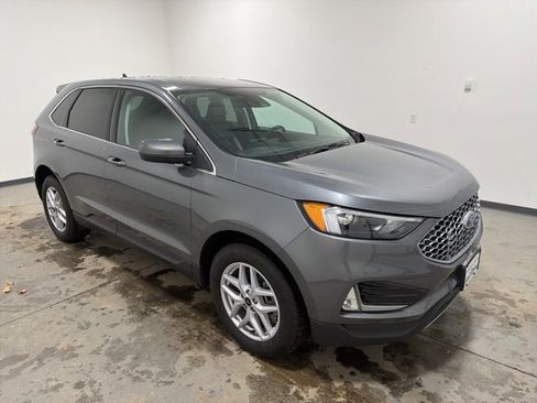 Used 2024 Ford Edge SEL w/ Convenience Package image 3