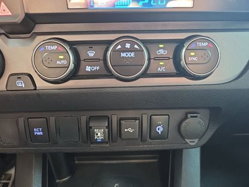 Used 2021 Toyota Tacoma TRD Off-Road image 32