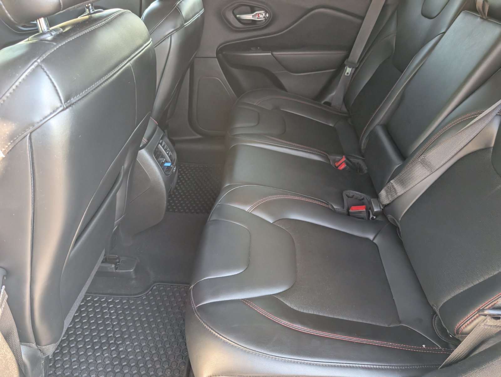 Used 2020 Jeep Cherokee Trailhawk w/ Cold Weather Group AWD/4WD image 7