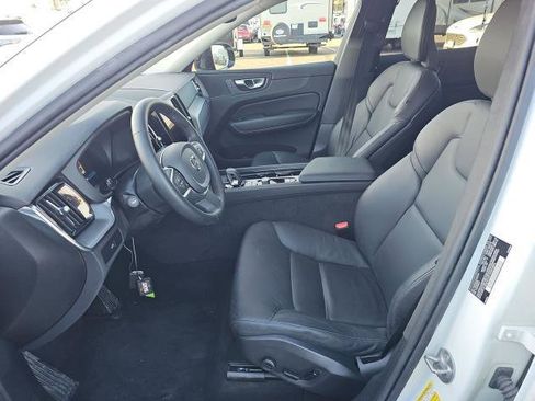 Used 2025 Volvo XC60 B5 Core image 9
