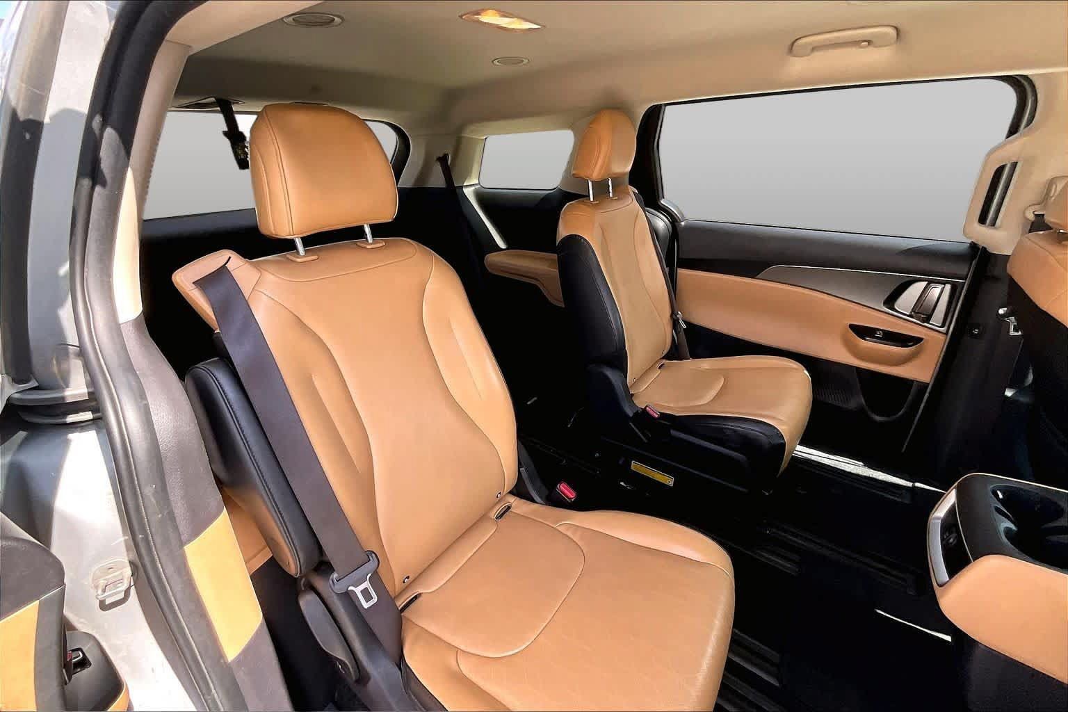 Used 2022 Kia Carnival LX FWD image 19