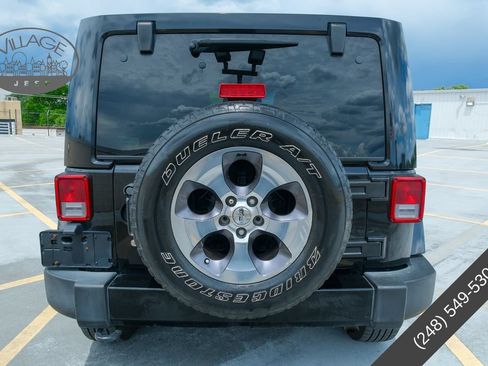 Used 2016 Jeep Wrangler Unlimited Sahara w/ Dual Top Group AWD/4WD image 4