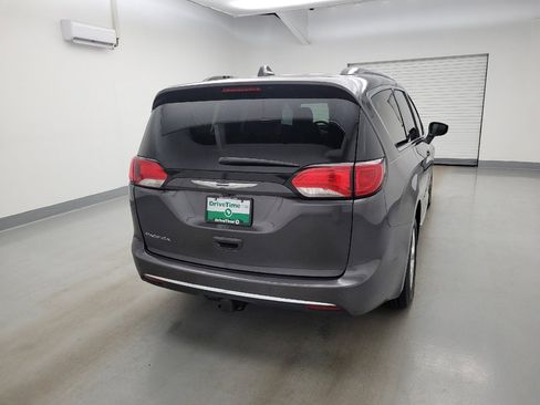 Used 2017 Chrysler Pacifica Touring-L Plus FWD image 7