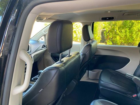 Used 2024 Chrysler Pacifica Limited FWD image 34