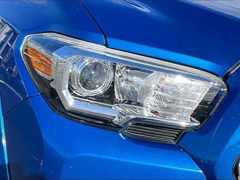 Certified 2018 Toyota Tacoma SR5 image 28