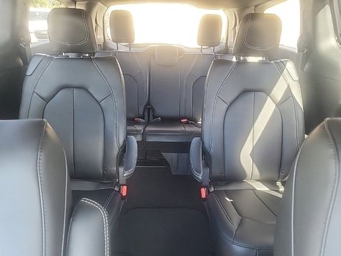 New 2026 Chrysler Pacifica Select image 9