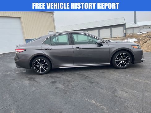 Used 2018 Toyota Camry SE w/ Moonroof Package image 3