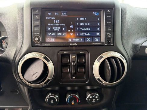 Used 2018 Jeep Wrangler Unlimited Rubicon w/ Connectivity Group AWD/4WD image 32