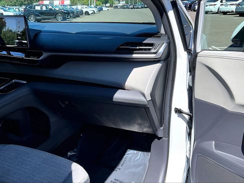 Used 2024 Toyota Sienna LE FWD image 18