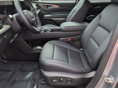 Certified 2026 Chevrolet Traverse LT FWD image 3