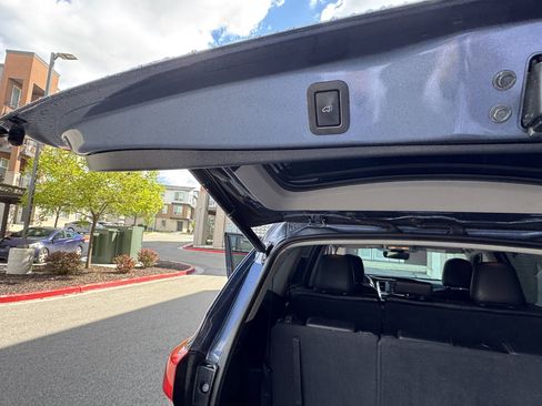 Used 2018 Toyota Highlander XLE AWD/4WD image 39
