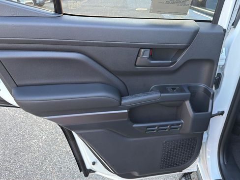 New 2026 Toyota 4Runner SR5 AWD/4WD image 17