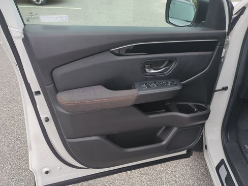 Used 2025 Honda Pilot Sport image 13