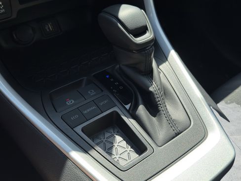 Used 2025 Toyota RAV4 XLE image 46