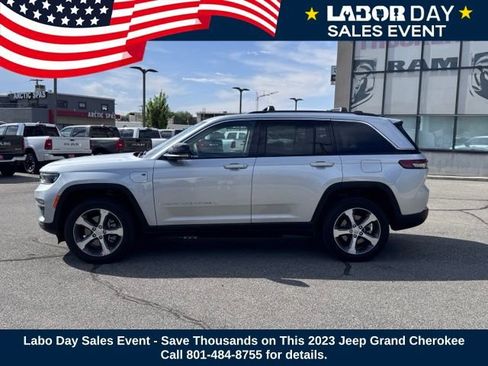 Used 2023 Jeep Grand Cherokee 4WD 4xe image 2