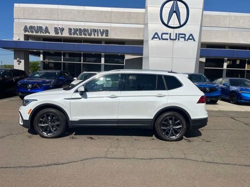 Used 2023 Volkswagen Tiguan SE AWD/4WD image 3