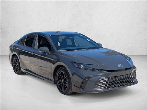 Used 2025 Toyota Camry SE image 3