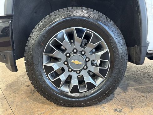 Used 2022 Chevrolet Silverado 2500 Custom w/ Custom Value Package AWD/4WD image 10
