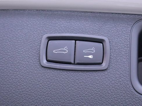 Certified 2025 Porsche Macan AWD/4WD image 41