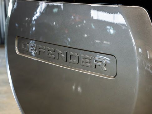 Used 2025 Land Rover Defender 110 X-Dynamic SE AWD/4WD image 18