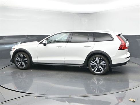 Used 2024 Volvo V60 B5 Cross Country Plus image 5