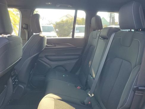 New 2025 Jeep Grand Cherokee Laredo image 12
