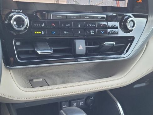 Used 2021 Toyota Highlander Platinum AWD/4WD image 11
