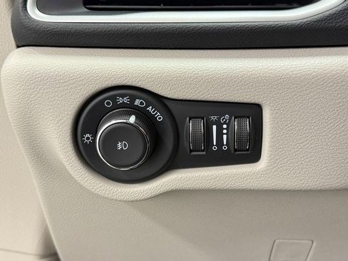 Used 2023 Chrysler Pacifica Touring-L image 20