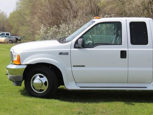 Used 2001 Ford F350 Lariat image 3