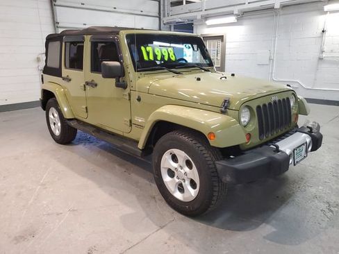 Used 2013 Jeep Wrangler Unlimited Sahara w/ Connectivity Group AWD/4WD image 9