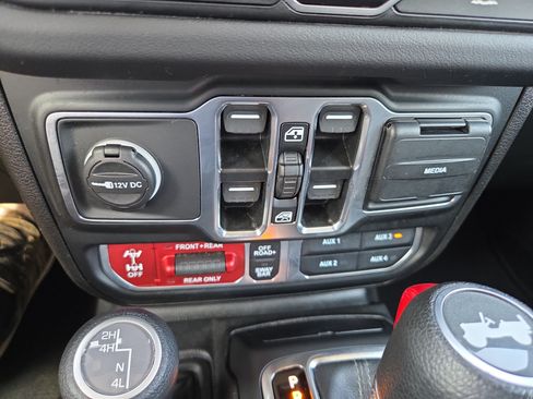 Used 2025 Jeep Wrangler Unlimited Rubicon AWD/4WD image 15